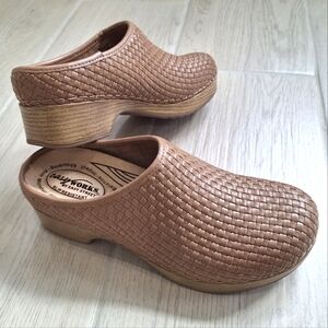 Easy Works women’s tan woven Soliea slip resistant comfortable clogs - size 8